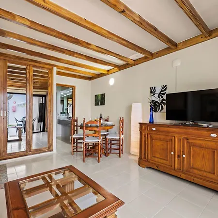 Home2book Sunny Apt Pool & Beach, דירה *
