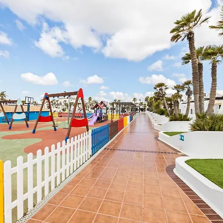 Home2book Sunny Apt Pool & Beach, דירה
