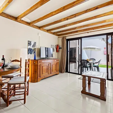 Home2book Sunny Apt Pool & Beach, דירה *