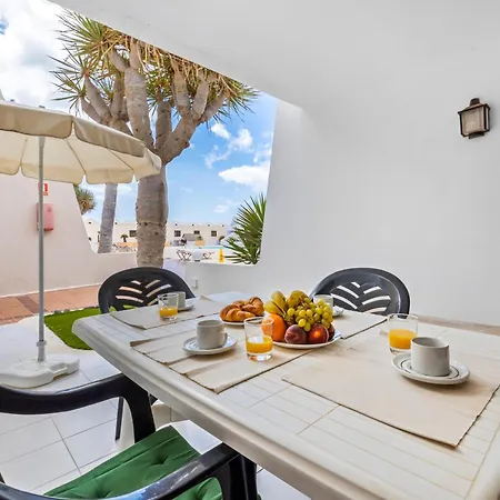Home2book Sunny Apt Pool & Beach, דירה
