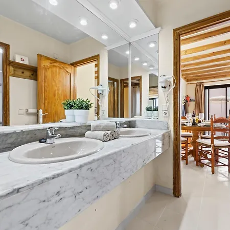 Home2book Sunny Apt Pool & Beach, דירה *